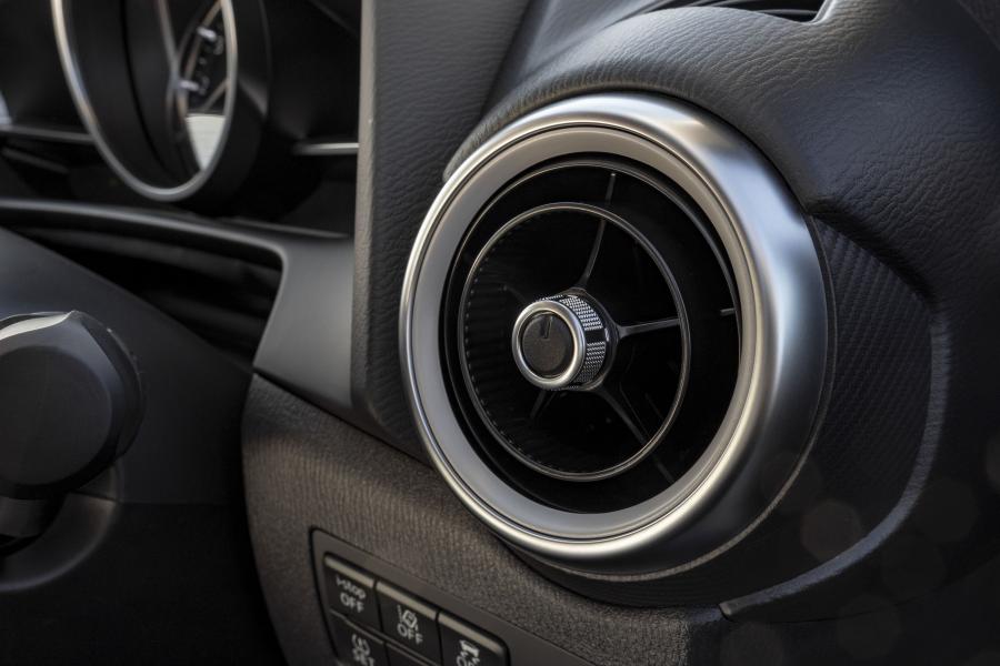 Детали интерьера Mazda2 2019 года  (UK) (фото 26 из 54)